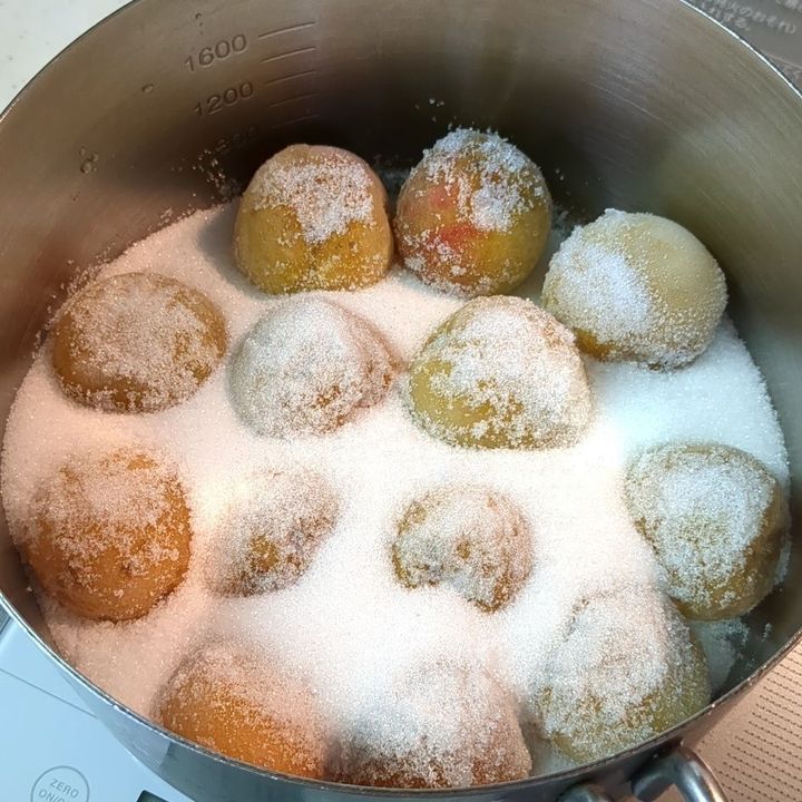 鍋に凍ったままの完熟梅とグラニュー糖を入れます。