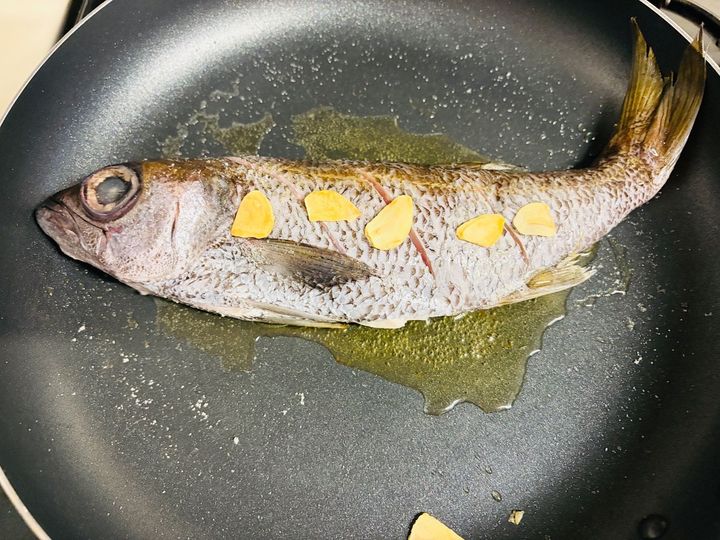 天然魚クエスト「石もち」届きました。早速アクアパッツァ！