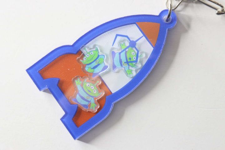 ロケット型フレームに入ったエイリアンのシャカシャカキーホルダー
