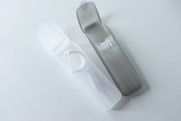 開いたケースにデンタルフロスと歯間ピックがそれぞれ収納されている様子