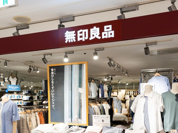 「無印良品」から発売されている「衣類ハンディスチーマー」が、手軽にシワを伸ばせる使い勝手の良さで人気を集めています。SNSや購入者レビューでも高く評価されている同商品の魅力を紹介します。