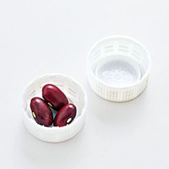 【1～2歳向け育脳おもちゃ】夏のおうち遊びに。ペットボトルのキャップで作る「くまさんスロープ」の画像3