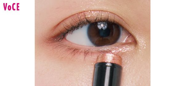 下まぶたの目頭に【C】を塗って、抜け感とともに明るさをプラス