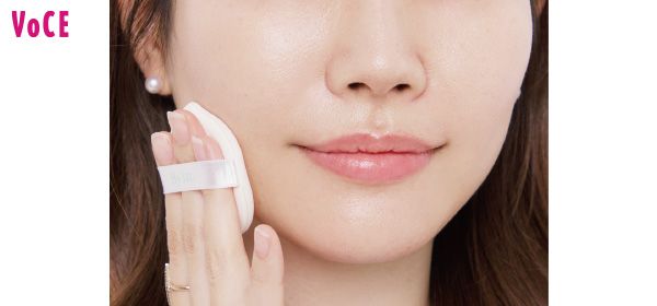 余分な皮脂をパフで吸い取り、【A】を目の下や頰のあたりを中心に塗布