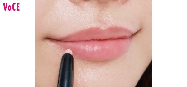 【D】で唇の輪郭の外側を整えてから塗り直し