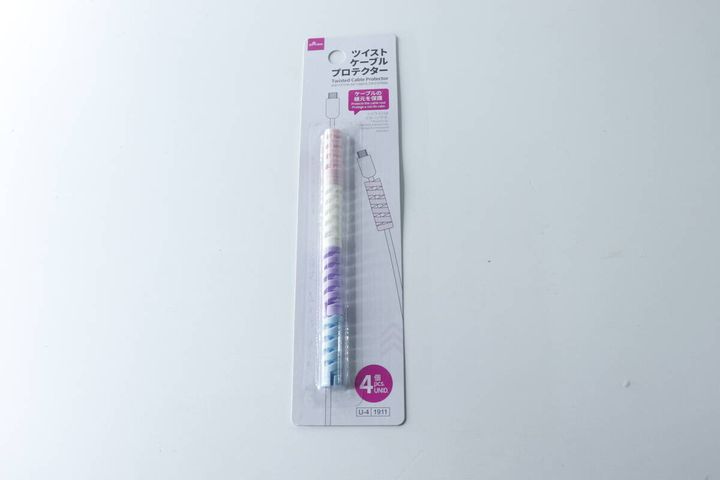 ダイソーのツイストケーブルプロテクター商品パッケージ