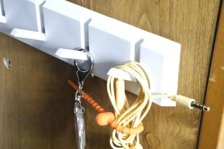 壁に設置された4連フックに鍵とケーブルを掛けている