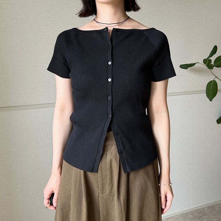 黒カーデとカーキワイドパンツを着た女性の全身