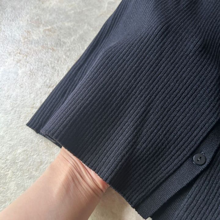 黒いリブボートネックカーディガンの袖と生地感