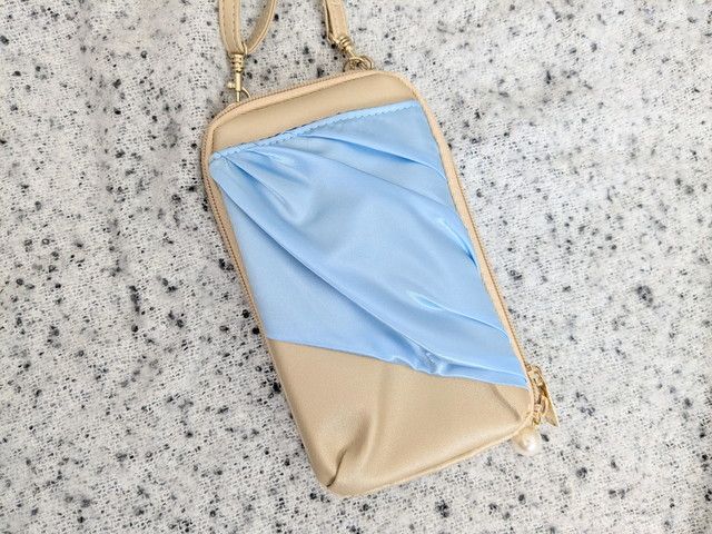 フェルメールスマホポシェット単体、ストラップを広げた正面写真