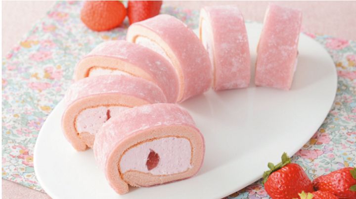 「Uchi Cafe わらび餅で巻いたもち食感ロール（いちごわらび餅入り）」（税込 408円） ※消費税は8％計算 width=