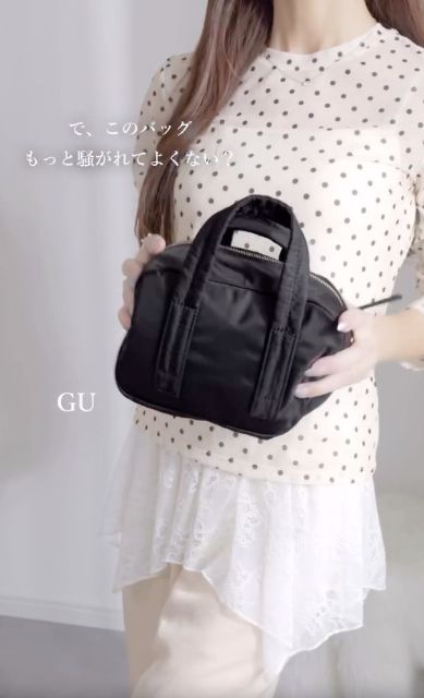 ナイロンミニボストンバッグを取り入れたコーデ