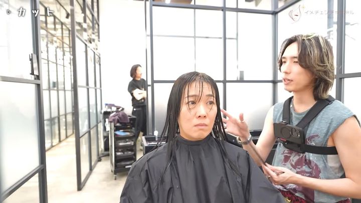 過去のパーマの失敗のトラウマが……2年ほど髪を伸ばしている女性