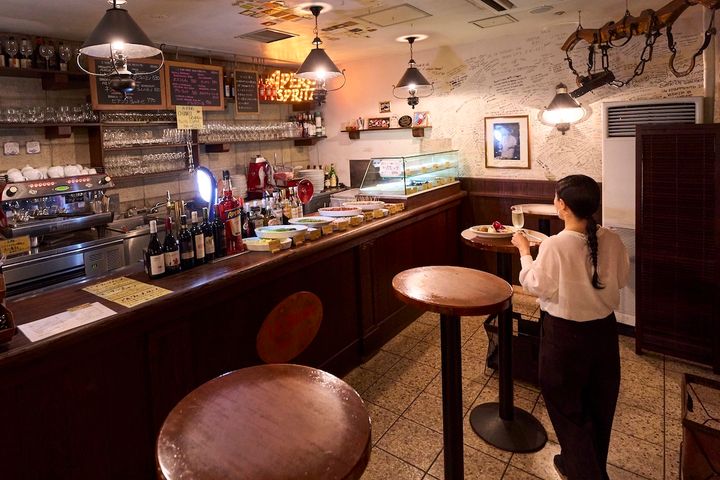 立ち飲みエリアのミニテーブルでドリンクを楽しむ様子