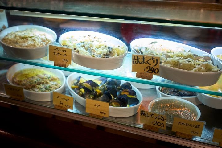カウンターに向かって右側に魚介のチケッティが並ぶ