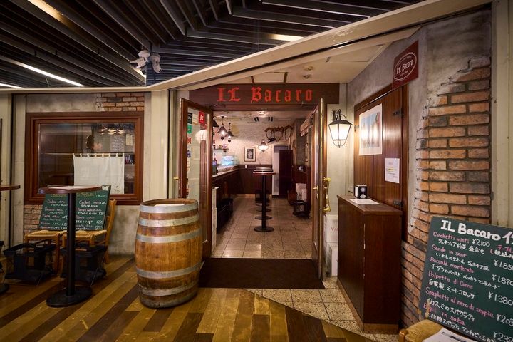オープンは2000年。地下2階とは思えない本格的な店構え