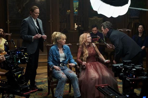 【写真を見る】サマラ・ウィーヴィング、キャスリン・ニュートン、そしてサラ・ミシェル・ゲラーのインタビューを収めた特別映像と、メイキング写真が解禁 [c]2026 Searchlight Pictures. All Rights Reserved.