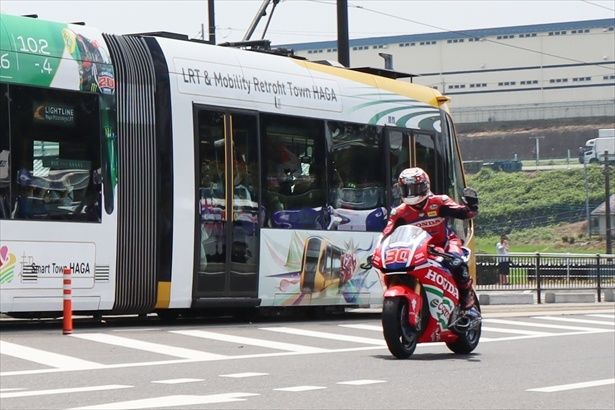 一度ラッピング車両を先行させた中上貴晶選手