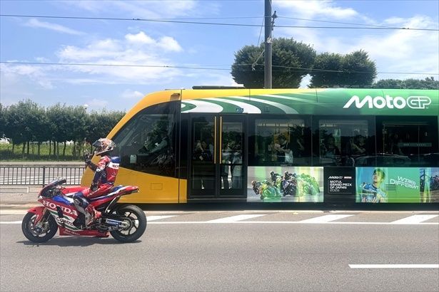 宇都宮LRTと中上貴晶選手が並走し、MotoGP日本GPをPR