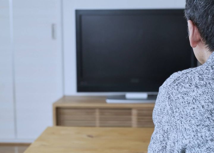 テレビを見る男性