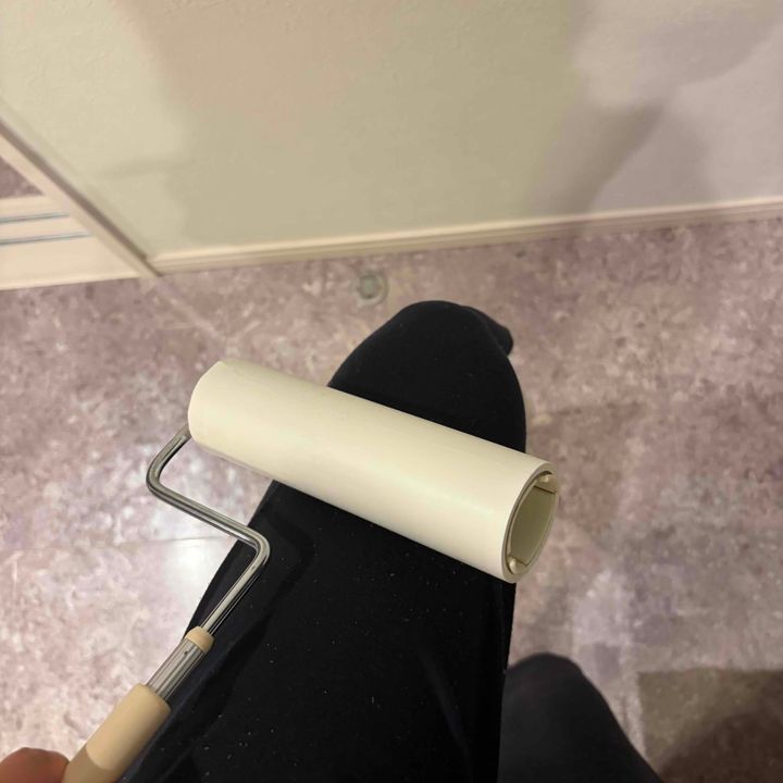 粘着クリーナーをズボンに転がしているところ