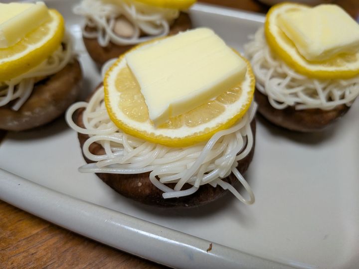 ＊椎茸の軸をみじん切りに。バターは5gずつを4つに分ける。