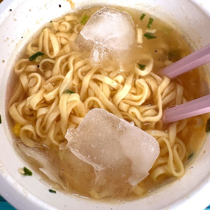 え？！冷水でカップヌードルが食べられるの？「鶏塩レモン味」と「ピリ辛キムチ味」を食べ比べてみた！