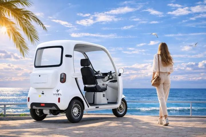 海辺に置かれたVIVEL三輪EV