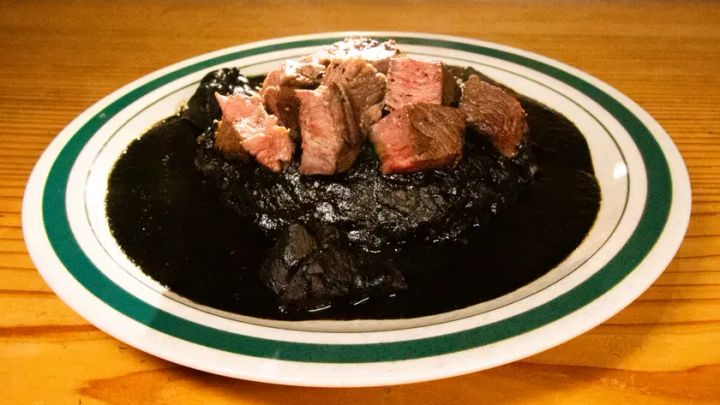 牛肉を載せた黒いカレー