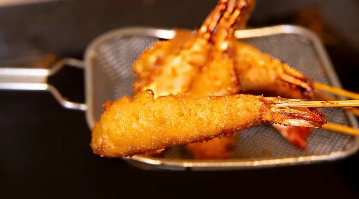 金網に盛ったエビ串揚げ