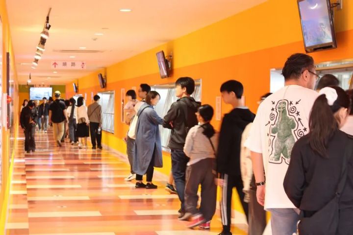 館内見学通路の来場者