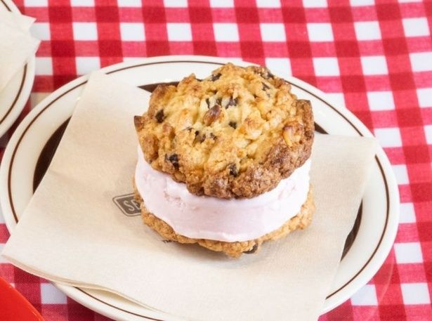 セサミストリートマーケット 玉川高島屋S.C.店限定の「クッキーモンスターのアイスサンド」(540円)