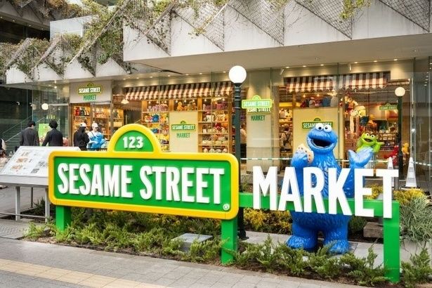 セサミストリートマーケット 玉川高島屋S.C.店は、大通りの前に立つクッキーモンスターが目印！