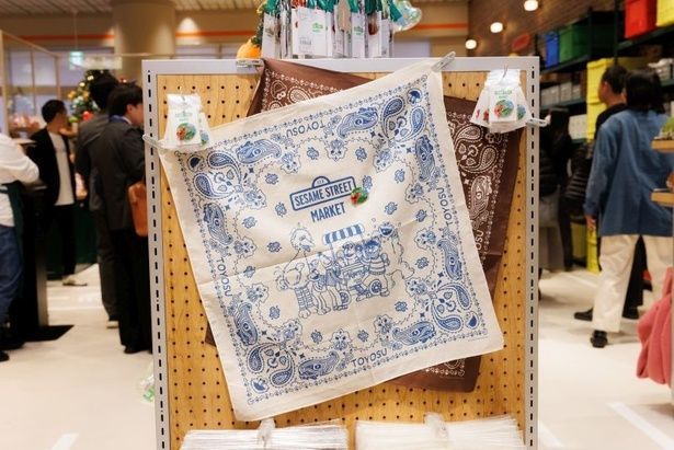 手描き風デザインの「ドーナツショップバンダナ」(1320円)