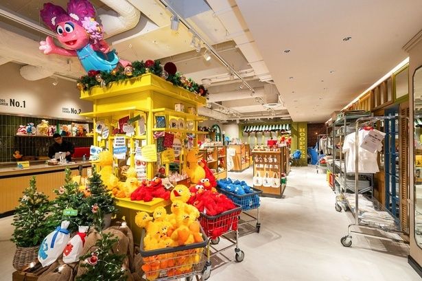 セサミストリートに登場する「HOOPER'S STORE(フーパーズストア)」を訪れたかのような空間が広がる、セサミストリートマーケット 池袋サンシャインシティ店の店内