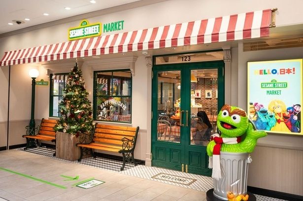 セサミストリートマーケット 池袋サンシャインシティ店のカフェの前では、オスカーがお出迎え