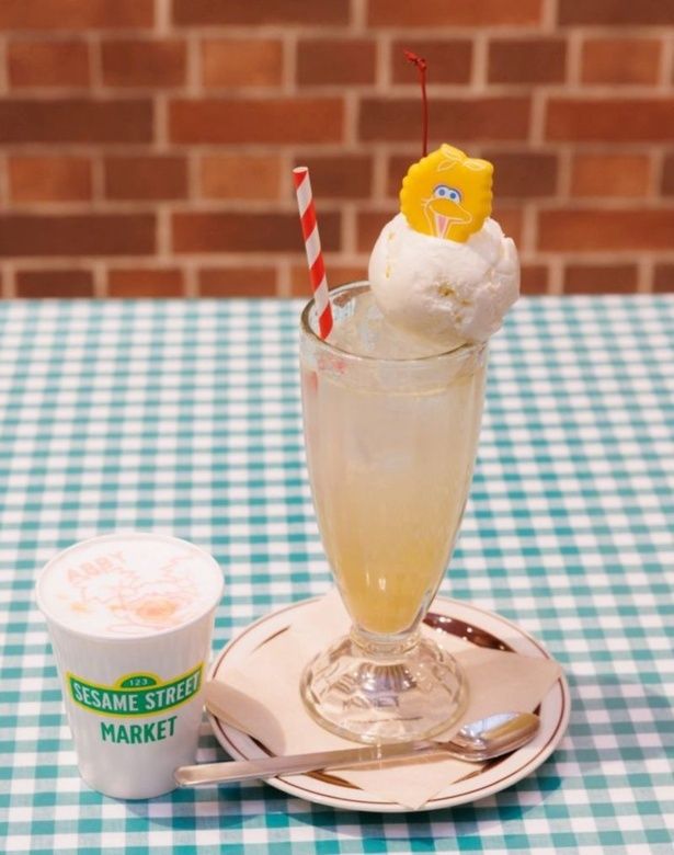 アビーをデザインしたものなど(写真左)、ラテアートがかわいい「キャラクターラテ」(650円)。「アイスクリームソーダフロート」(950円、写真右)もキャラクターに合わせたカラーで写真映えしそう！「ビッグバード」はレモンフレーバー