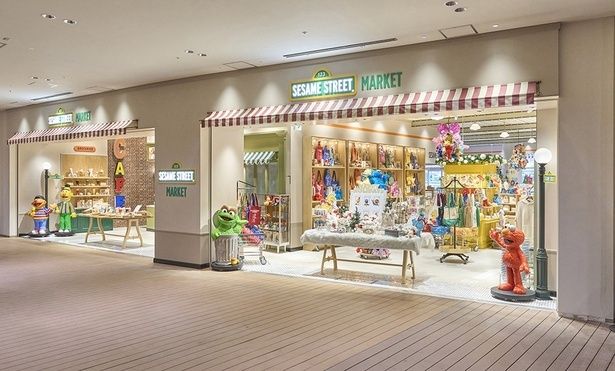 セサミストリートマーケット アーバンドック ららぽーと豊洲店。約100坪の広々とした店内に、400種類以上のグッズが並ぶ