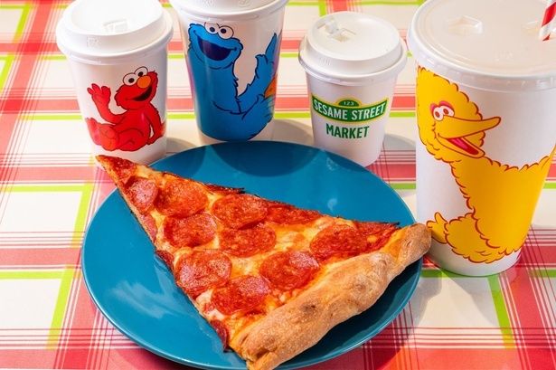 アメリカでピザの具材として定番のペパロニをたっぷりトッピング！「ペパロニ(アメリカ風サラミ) スライス」(770円)。サイズごとに違うキャラクターがデザインされたドリンクカップもキュート