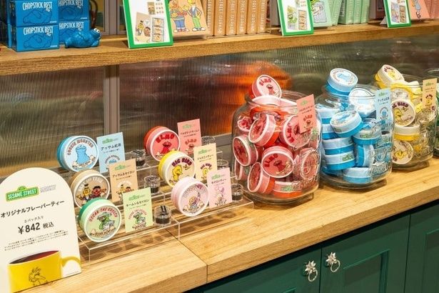 推し活カラーがある人へのギフトにもぴったり！「オリジナルフレーバーティー」(各842円)は、「ベルガモットキームン」、「アッサム紅茶」、「ジャスミンティー」など6種類がそろう