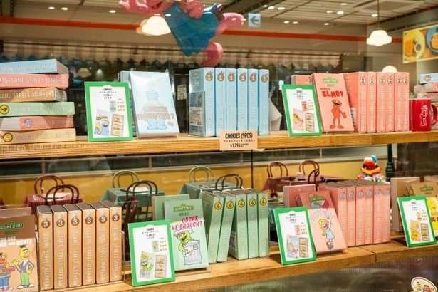 パッケージにも中のクッキーにも、かわいいキャラクターのイラストがあしらわれた「クッキーアソート」(各1296円)