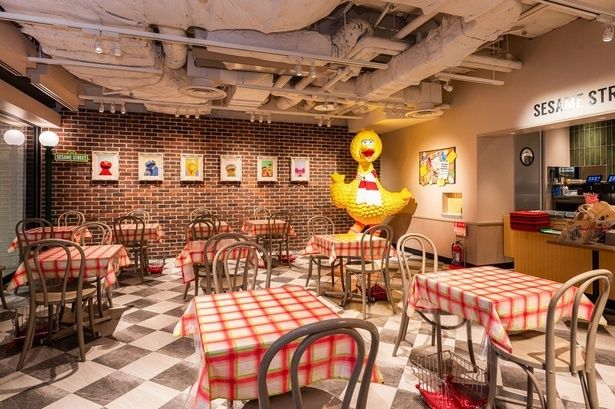セサミストリートでおなじみのテーブルセットが再現されたカフェ店内