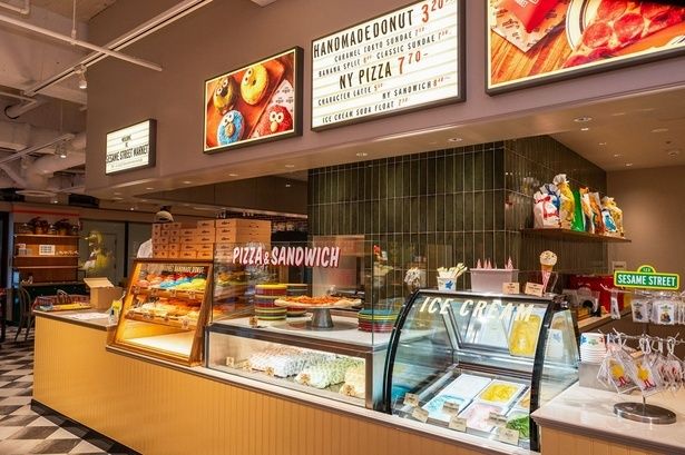 ドーナツやサンドイッチが並ぶショーケースの横には、アイスクリームも。ニューヨークらしい雰囲気を演出する、カウンター上部のボードにも注目！