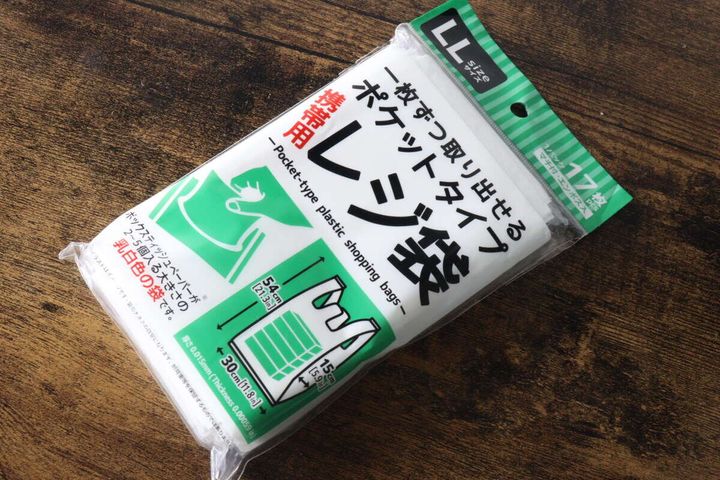 ダイソーLLサイズレジ袋パッケージを斜め上から撮影している