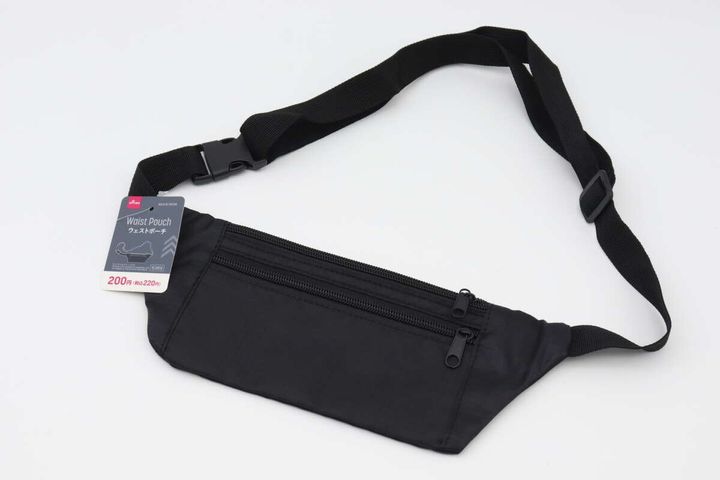 黒いウェストポーチが白い背景に置かれ、商品タグが付いている