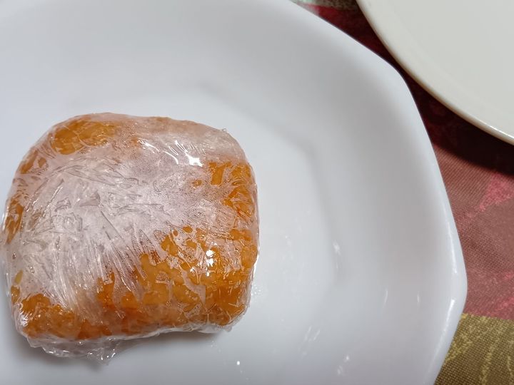 実は、こちらのチキンライスは、多めに作って余ったものを以前冷凍保存していたものです。