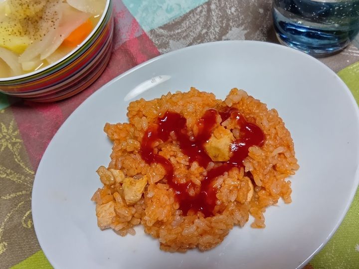 暑い日は毎日のご飯作りが大変ですが、作って冷凍しておけば、忙しい日や「今日はご飯を作りたくないな」という日に大助かり！ 捨てるはずだった豆腐パック容器を便利に活かして、夏の食卓を少しラクにしましょう！ 
