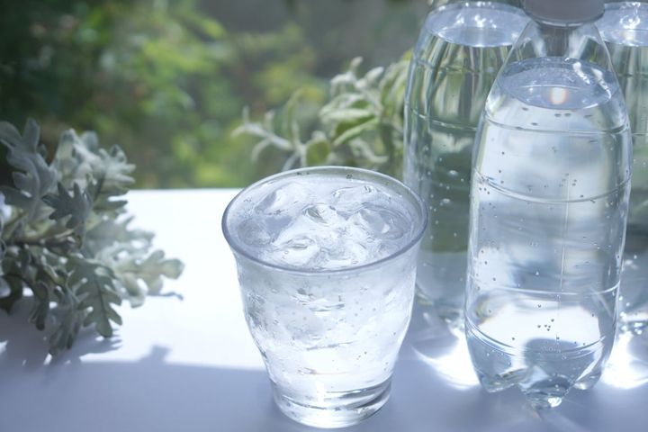 炭酸水を飲み過ぎるとどうなる？（画像はイメージ）