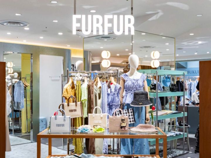 「FURFUR」が、サンリオキャラクター「シナモロール」との初のコラボレーションアイテム全3型を発売します。ぬいぐるみチャーム付きのキルティングトートバッグなど、SNSで大きな反響を呼んでいる同コラボを紹介します。