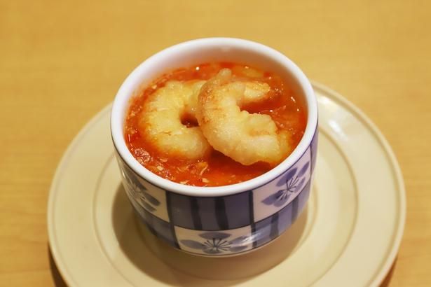 出汁の効いた茶碗蒸しに、ピリ辛のソースと大きなエビがトッピングされた「茶碗蒸し エビチリのせ」(350円〜)